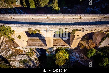 Luftaufnahme über die Brücke von Gravina in Apulien in Italien - das antike Aquädukt von oben Stockfoto