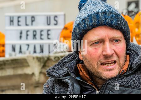 London, Großbritannien. November 2021. Richard Ratcliffe ist am 16. Tag seines Hungerstreiks und schläft bei fast eiskalten Temperaturen in einem Pop-up-Zelt gegenüber dem Foreign, Commonwealth and Development Office (FCDO). Er versucht, die Regierung dazu zu bringen, zu handeln, um seiner Frau, der britisch-iranischen Hilfarbeiterin Nazanin Zaghari-Ratcliffe, ein weiteres Jahr in einem Gefängnis in Teheran zu ersparen. Kredit: Guy Bell/Alamy Live Nachrichten Stockfoto