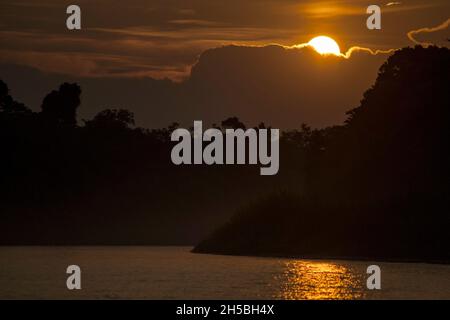 Sonnenuntergang am Kinabatangan-Fluss, Sabah, Borneo Island, Malaysia am 08. September 2019. Foto von Aditya Sutanta/ABACAPRESS.COM Stockfoto