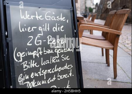 Dresden, Deutschland. November 2021. Ein Schild vor einem Restaurant weist auf die 2G-Regel hin. Sachsen wird die 2G-Regel ab 08.11.2021 in Teilen des öffentlichen Lebens umsetzen. Dies ist der zentrale Punkt der neuen Corona-Schutzverordnung, die das Landeskabinett am 5. November in Dresden beschlossen hat. Quelle: Sebastian Kahnert/dpa-Zentralbild/dpa/Alamy Live News Stockfoto