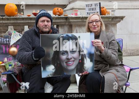 London, Großbritannien, 8. November 2021: Am 16. Tag von Richard Ratcliffes Hungerstreik, um die Untätigkeit der Regierung wegen der Inhaftierung seiner Frau Nazanin im Iran zu beenden, kam Gill Furniss MP, um zu sprechen und ihm ihre Unterstützung zu geben. Er zeigt bemerkenswerte gute Laune, als er in Whitehall vor dem Auswärtigen Amt kampiert, um für sie zu kämpfen, um die Freilassung von Nazanin Zaghari-Ratcliffe zu erreichen. Amnesty International unterstützt seine Kampagne und die für andere im Iran inhaftierte Staatsbürger mit doppelter Nationalität. Anna Watson/Alamy Live News Stockfoto