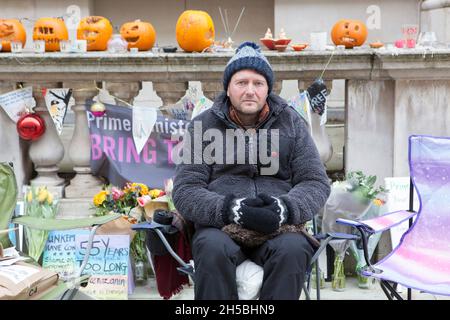 London, Großbritannien, 8. November 2021: Tag 16 von Richard Ratcliffes Hungerstreik, um die Untätigkeit der Regierung wegen der Inhaftierung seiner Frau Nazanin im Iran zu beenden. Er zeigt bemerkenswerte gute Laune, als er in Whitehall vor dem Auswärtigen Amt kampiert, um für sie zu kämpfen, um die Freilassung von Nazanin Zaghari-Ratcliffe zu erreichen. Amnesty International unterstützt seine Kampagne und die für andere im Iran inhaftierte Staatsbürger mit doppelter Nationalität. Anna Watson/Alamy Live News Stockfoto