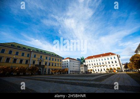 Wittelsbacherplatz in München, Herbst, klarer blauer Himmel Stockfoto