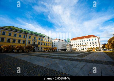 Wittelsbacherplatz in München, Herbst, klarer blauer Himmel Stockfoto