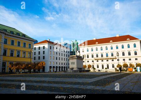 Wittelsbacherplatz in München, Herbst, klarer blauer Himmel Stockfoto