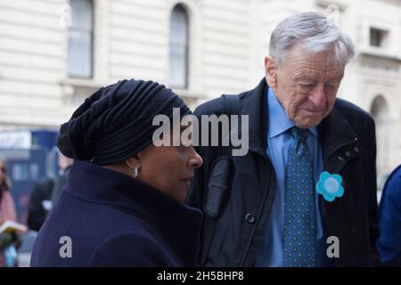 London, Großbritannien, 8. November 2021: Am 16. Tag von Richard Ratcliffes Hungerstreik, um die Untätigkeit der Regierung wegen der Inhaftierung seiner Frau Nazanin im Iran zu beenden, sprechen Baroness Doreen Lawrence und Lord Alf Dubs zusammen, bevor sie Richard treffen. Er zeigt bemerkenswerte gute Laune, als er in Whitehall vor dem Auswärtigen Amt kampiert, um für sie zu kämpfen, um die Freilassung von Nazanin Zaghari-Ratcliffe zu erreichen. Amnesty International unterstützt seine Kampagne und die für andere im Iran inhaftierte Staatsbürger mit doppelter Nationalität. Anna Watson/Alamy Live News Stockfoto