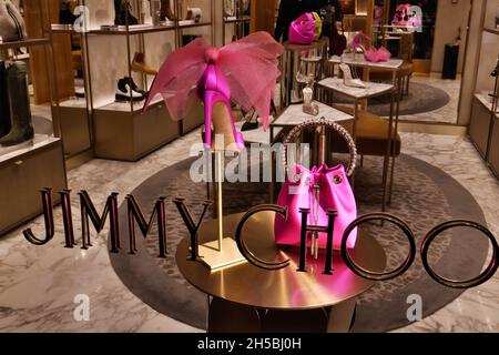 SCHUHE WERDEN IN DER MODEBOUTIQUE JIMMY CHOO AUSGESTELLT Stockfoto