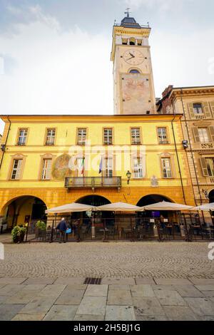 Torre Civica durch die Via Roma i Cuneo. Die Hauptstadt der Provinz Cuneo, Region Piemont, Italien. Stockfoto