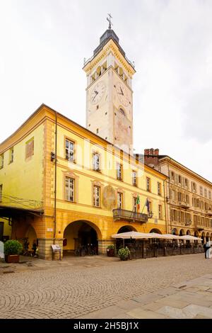 Torre Civica durch die Via Roma i Cuneo. Die Hauptstadt der Provinz Cuneo, Region Piemont, Italien. Stockfoto