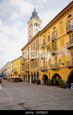 Gebäude der Via Roma i Cuneo. Die Hauptstadt der Provinz Cuneo, Region Piemont, Italien. Stockfoto