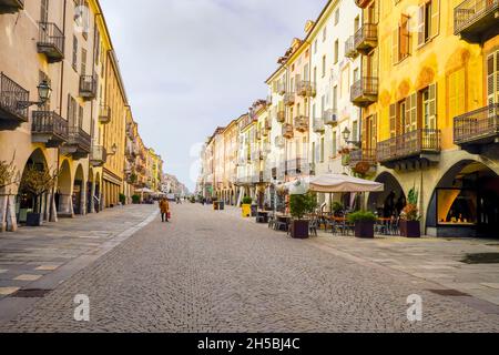 Gebäude der Via Roma i Cuneo. Die Hauptstadt der Provinz Cuneo, Region Piemont, Italien. Stockfoto