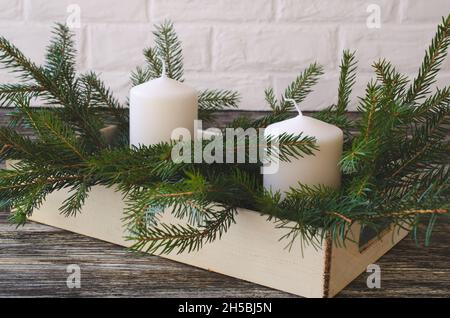 Einfache weihnachtliche Blumenarrangements für festliche Tische Stockfoto