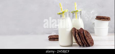 Leckere frische Milch auf weißem Holzhintergrund. Ein Glas Milch. Banner. Platz zum Kopieren Stockfoto