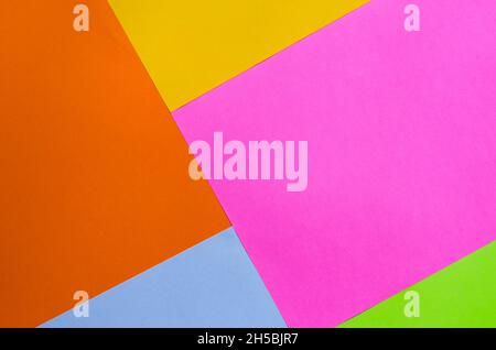 Mehrfarbiger Hintergrund aus einer großen Anzahl von Blatt Papier. Orange, Pink, Gelb, Grün und Grau Stockfoto