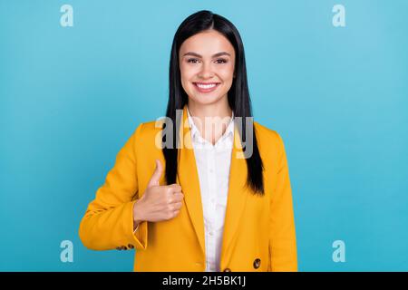 Foto von cool attraktiv hübsche Business-Dame machen Daumen nach oben zeigen Genehmigung Anzeige auf blauem Hintergrund isoliert Stockfoto