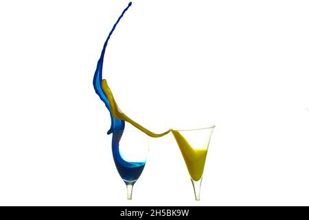 Explodierende Gläser Farbe auf weißem Hintergrund Hochgeschwindigkeitsfotografie Stockfoto