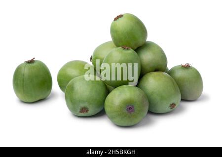 Haufen von frischen ganzen Kiwi-Beeren aus der Nähe isoliert auf weißem Hintergrund Stockfoto