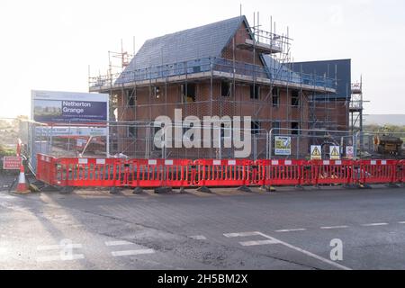 Die Bauarbeiten beginnen auf ländlichen Feldern, einer Landschaft, die sich schnell verändert, wenn sie am 7. November 2021 vom Bauträger Taylor Wimpey in Netherton Grange, Youngwood Lane, Nailsea, in Nailsea, North Somerset, England, errichtet wird. Fast 170 Häuser sollen hier am Rande von Nailsea im ländlichen Nord-Somerset gebaut werden, nachdem detaillierte Pläne genehmigt wurden. Dreißig Prozent der Häuser werden erschwinglich sein. Stockfoto