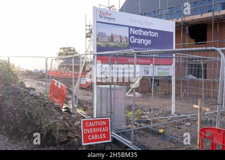 Die Bauarbeiten beginnen auf ländlichen Feldern, einer Landschaft, die sich schnell verändert, wenn sie am 7. November 2021 vom Bauträger Taylor Wimpey in Netherton Grange, Youngwood Lane, Nailsea, in Nailsea, North Somerset, England, errichtet wird. Fast 170 Häuser sollen hier am Rande von Nailsea im ländlichen Nord-Somerset gebaut werden, nachdem detaillierte Pläne genehmigt wurden. Dreißig Prozent der Häuser werden erschwinglich sein. Stockfoto