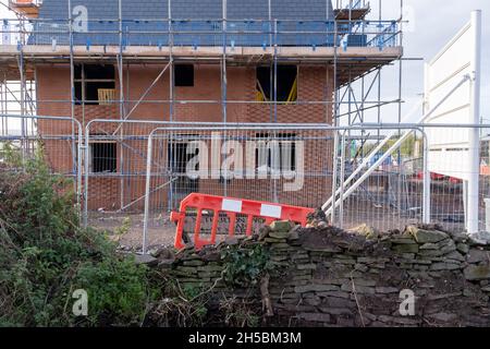 Die Bauarbeiten beginnen auf ländlichen Feldern, einer Landschaft, die sich schnell verändert, wenn sie am 7. November 2021 vom Bauträger Taylor Wimpey in Netherton Grange, Youngwood Lane, Nailsea, in Nailsea, North Somerset, England, errichtet wird. Fast 170 Häuser sollen hier am Rande von Nailsea im ländlichen Nord-Somerset gebaut werden, nachdem detaillierte Pläne genehmigt wurden. Dreißig Prozent der Häuser werden erschwinglich sein. Stockfoto