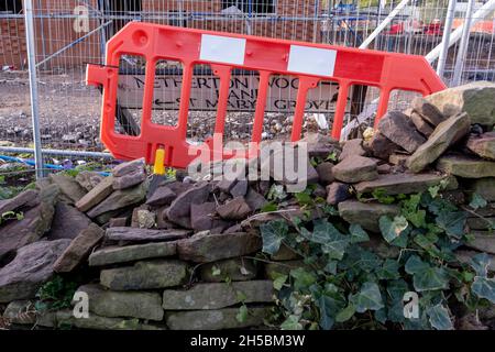 Die Bauarbeiten beginnen auf ländlichen Feldern, einer Landschaft, die sich schnell verändert, wenn sie am 7. November 2021 vom Bauträger Taylor Wimpey in Netherton Grange, Youngwood Lane, Nailsea, in Nailsea, North Somerset, England, errichtet wird. Fast 170 Häuser sollen hier am Rande von Nailsea im ländlichen Nord-Somerset gebaut werden, nachdem detaillierte Pläne genehmigt wurden. Dreißig Prozent der Häuser werden erschwinglich sein. Stockfoto