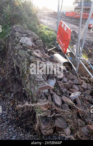 Die Bauarbeiten beginnen auf ländlichen Feldern, einer Landschaft, die sich schnell verändert, wenn sie am 7. November 2021 vom Bauträger Taylor Wimpey in Netherton Grange, Youngwood Lane, Nailsea, in Nailsea, North Somerset, England, errichtet wird. Fast 170 Häuser sollen hier am Rande von Nailsea im ländlichen Nord-Somerset gebaut werden, nachdem detaillierte Pläne genehmigt wurden. Dreißig Prozent der Häuser werden erschwinglich sein. Stockfoto