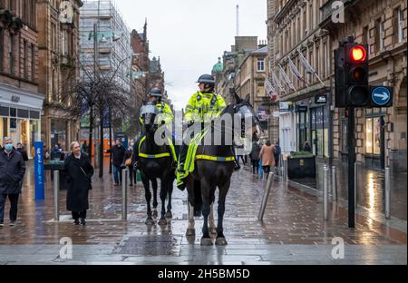 Glasgow, Schottland, Großbritannien. 8. November 2021: Berittene Polizei auf Pferden patrouilliert in der Buchanan Street am 9. Tag der UN-Klimakonferenz COP26. Kredit: Skully/Alamy Live Nachrichten Stockfoto