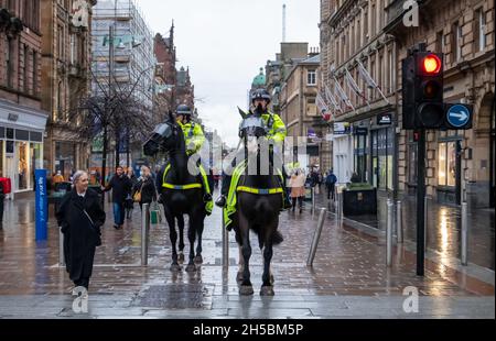 Glasgow, Schottland, Großbritannien. 8. November 2021: Berittene Polizei auf Pferden patrouilliert in der Buchanan Street am 9. Tag der UN-Klimakonferenz COP26. Kredit: Skully/Alamy Live Nachrichten Stockfoto