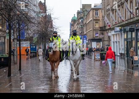 Glasgow, Schottland, Großbritannien. 8. November 2021: Berittene Polizei auf Pferden patrouilliert in der Buchanan Street am 9. Tag der UN-Klimakonferenz COP26. Kredit: Skully/Alamy Live Nachrichten Stockfoto