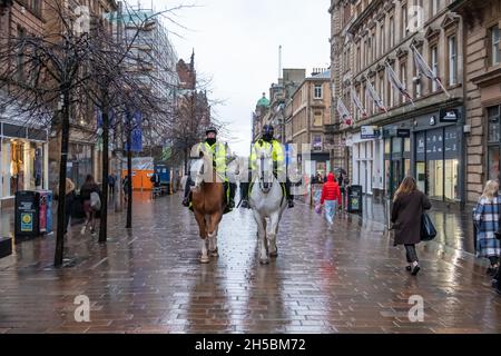 Glasgow, Schottland, Großbritannien. 8. November 2021: Berittene Polizei auf Pferden patrouilliert in der Buchanan Street am 9. Tag der UN-Klimakonferenz COP26. Kredit: Skully/Alamy Live Nachrichten Stockfoto