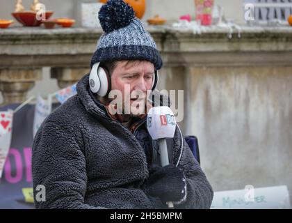 Westminster, London, Großbritannien. November 2021. Richard Ratcliffe während eines von vielen täglichen Interviews. Richard Ratcliffe ist am 16. Tag seines Hungerstreiks vor dem Auswärtigen Amt in London. Ratcliffe befindet sich im Hungerstreik, um die Situation seiner Frau Nazanin Zaghari-Ratcliffe, die immer noch im Iran inhaftiert ist, weiter zu beleuchten. Kredit: Imageplotter/Alamy Live Nachrichten Stockfoto