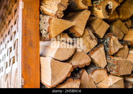 Eichenholz, das für die Heizperiode in einem Privathaus vorbereitet wird Stockfoto