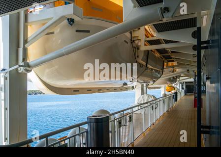 Gangway auf einem Kreuzschiff mit Rettungsausrüstung Stockfoto