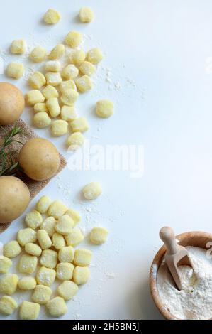 Rohe, ungekochte Kartoffelgnocchi isoliert auf weißem Hintergrund. Direkt darüber. Hausmannskost. Stockfoto