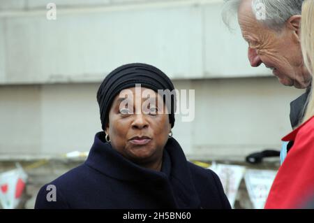 London, Großbritannien. November 2021. Doreen Delceita Lawrence, Baroness Lawrence of Clarendon, OBE, ist eine britisch-jamaikanische Aktivistin und die Mutter von Stephen Lawrence, einem schwarzen britischen Teenager, der 1993 bei einem rassistischen Angriff im Südosten Londons ermordet wurde. Der Ehemann des inhaftierten britisch-iranischen Hilfsarbeiters Nazanin Zaghari-Ratcliffe am 16. Tag seines Hungerstreiks in Whitehall forderte, dass die Regierung mehr für ihre Freilassung tut. Kredit: JOHNNY ARMSTEAD/Alamy Live Nachrichten Stockfoto