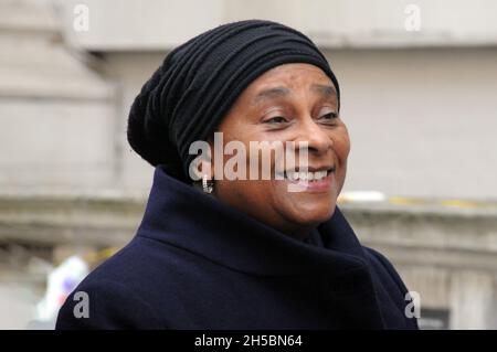 London, Großbritannien. November 2021. Doreen Delceita Lawrence, Baroness Lawrence of Clarendon, OBE, ist eine britisch-jamaikanische Aktivistin und die Mutter von Stephen Lawrence, einem schwarzen britischen Teenager, der 1993 bei einem rassistischen Angriff im Südosten Londons ermordet wurde. Der Ehemann des inhaftierten britisch-iranischen Hilfsarbeiters Nazanin Zaghari-Ratcliffe am 16. Tag seines Hungerstreiks in Whitehall forderte, dass die Regierung mehr für ihre Freilassung tut. Kredit: JOHNNY ARMSTEAD/Alamy Live Nachrichten Stockfoto