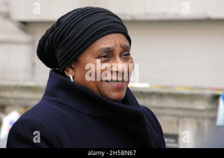 London, Großbritannien. November 2021. Doreen Delceita Lawrence, Baroness Lawrence of Clarendon, OBE, ist eine britisch-jamaikanische Aktivistin und die Mutter von Stephen Lawrence, einem schwarzen britischen Teenager, der 1993 bei einem rassistischen Angriff im Südosten Londons ermordet wurde. Der Ehemann des inhaftierten britisch-iranischen Hilfsarbeiters Nazanin Zaghari-Ratcliffe am 16. Tag seines Hungerstreiks in Whitehall forderte, dass die Regierung mehr für ihre Freilassung tut. Kredit: JOHNNY ARMSTEAD/Alamy Live Nachrichten Stockfoto