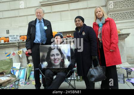 London, Großbritannien. November 2021. Lord Alf Dubs mit der Baroness Doreen Lawrence und Richard Ratcliffe, dem Ehemann des inhaftierten britisch-iranischen Hilfsarbeiters Nazanin Zaghari-Ratcliffe am 16. Tag seines Hungerstreiks in Whitehall, der die Regierung auffordert, mehr für ihre Freilassung zu leisten. Kredit: JOHNNY ARMSTEAD/Alamy Live Nachrichten Stockfoto