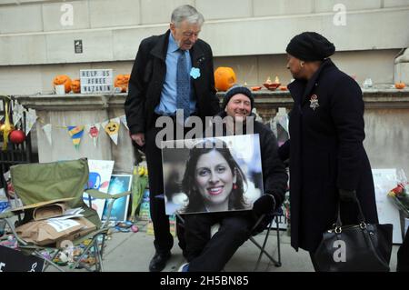 London, Großbritannien. November 2021. Lord Alf Dubs mit der Baroness Doreen Lawrence und Richard Ratcliffe, dem Ehemann des inhaftierten britisch-iranischen Hilfsarbeiters Nazanin Zaghari-Ratcliffe am 16. Tag seines Hungerstreiks in Whitehall, der die Regierung auffordert, mehr für ihre Freilassung zu leisten. Kredit: JOHNNY ARMSTEAD/Alamy Live Nachrichten Stockfoto