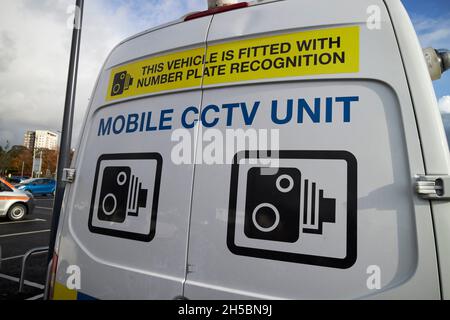 Mobile cctv-Einheit in einem Supermarkt Parkplatz Liverpool merseyside uk geparkt Stockfoto
