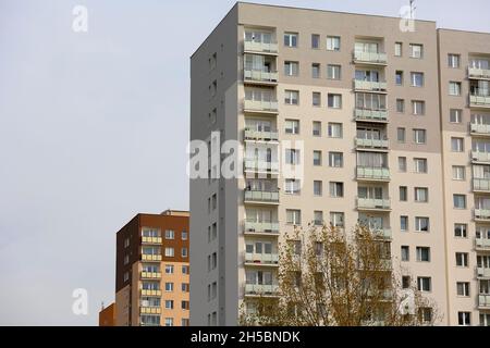 Warschau, Polen - 20. Oktober 2021: Fragment der Fassade eines Mehrfamilienhauses. Das Gebäude, in dem viele Familien leben, ist in der Goclaw sichtbar Stockfoto
