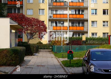 Warschau, Polen - 20. Oktober 2021: Fragment der Fassade eines Mehrfamilienhauses mit Balkonen. Das Gebäude, in dem viele Familien leben, ist sichtbar Stockfoto
