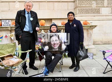 London, Großbritannien. November 2021. London, Großbritannien. Lord Alf Dubs und Doreen Lawrence besuchten Richard Ratcliffe. Hungry for Justice - Tag sechzehn seines Hungerstreiks. Richards Frau Nazanin ist seit fünfeinhalb Jahren im Iran inhaftiert, während dieser Zeit gab es kaum Fortschritte bei der Freilassung von Richards Frau. Das Auswärtige Amt, Whitehall. Kredit: michael melia/Alamy Live Nachrichten Stockfoto