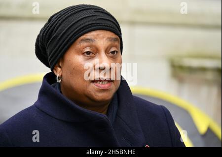 London, Großbritannien. November 2021. London, Großbritannien. Baroness Doreen Lawrence besuchte Richard Ratcliffe. Hungry for Justice - Tag sechzehn seines Hungerstreiks. Richards Frau Nazanin ist seit fünfeinhalb Jahren im Iran inhaftiert, während dieser Zeit gab es kaum Fortschritte bei der Freilassung von Richards Frau. Das Auswärtige Amt, Whitehall. Kredit: michael melia/Alamy Live Nachrichten Stockfoto