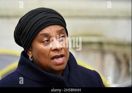 London, Großbritannien. November 2021. London, Großbritannien. Baroness Doreen Lawrence besuchte Richard Ratcliffe. Hungry for Justice - Tag sechzehn seines Hungerstreiks. Richards Frau Nazanin ist seit fünfeinhalb Jahren im Iran inhaftiert, während dieser Zeit gab es kaum Fortschritte bei der Freilassung von Richards Frau. Das Auswärtige Amt, Whitehall. Kredit: michael melia/Alamy Live Nachrichten Stockfoto