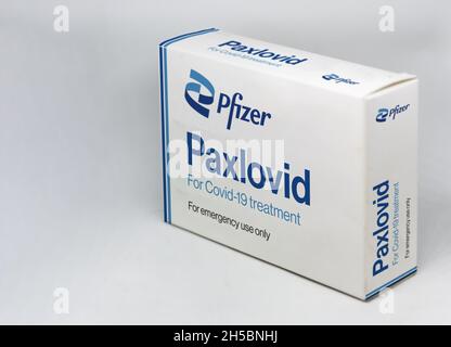 New York, USA, November 2021: Pfizer Covid-19 Paxlovid Behandlungsbox isoliert auf weißem Hintergrund. Gesundheit und Prävention. Stockfoto