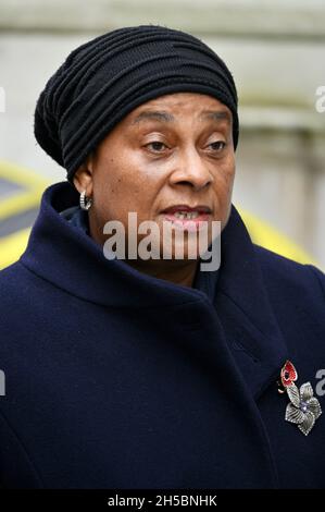 London, Großbritannien. November 2021. London, Großbritannien. Baroness Doreen Lawrence besuchte Richard Ratcliffe. Hungry for Justice - Tag sechzehn seines Hungerstreiks. Richards Frau Nazanin ist seit fünfeinhalb Jahren im Iran inhaftiert, während dieser Zeit gab es kaum Fortschritte bei der Freilassung von Richards Frau. Das Auswärtige Amt, Whitehall. Kredit: michael melia/Alamy Live Nachrichten Stockfoto