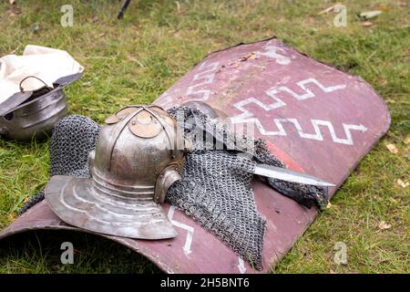 Ausrüstung eines römischen Legionärs am Boden, Schild, Helm, Schwert und Kettenpost Stockfoto