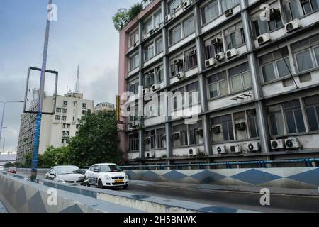 Kolkata, West Bengal, Indien - 6. August 2019 : schnell fahrende Autos passieren AJC Bose Straße Überführung, geschäftigen Stadtverkehr der Kolkata Straße. Stockfoto