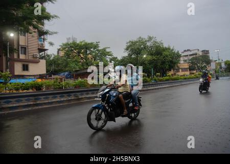 Kolkata, Westbengalen, Indien - 4. August 2020 : Blick auf den Kolkata-Verkehr im Monsun. Fahrradfahrer kommen vorbei. Kalkutta , die Hauptstadt des Westbengals, h Stockfoto